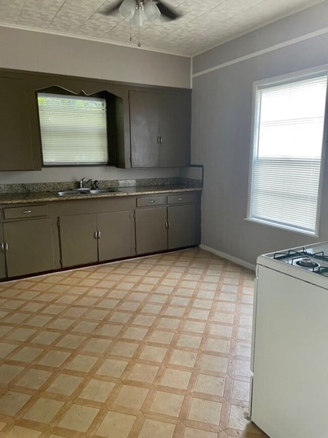 2524 11th St in Port Neches, TX - Building Photo - Building Photo