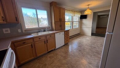 2 Lawndale St in Easthampton, MA - Building Photo - Building Photo