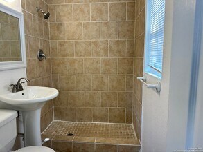 119 E Ridgewood Ct in San Antonio, TX - Building Photo - Building Photo
