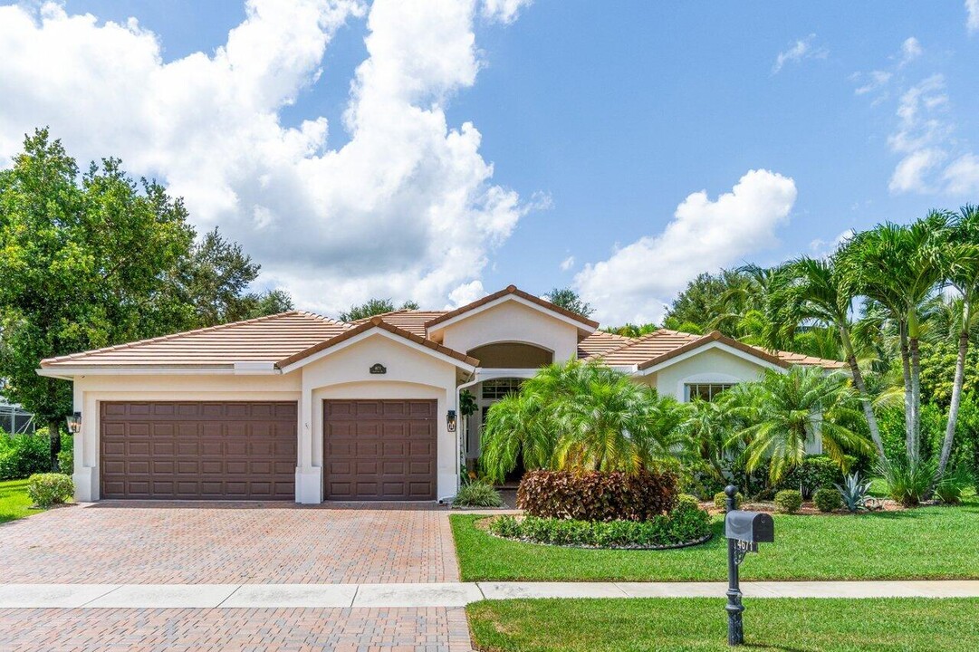 4671 Manderly Dr in Wellington, FL - Building Photo