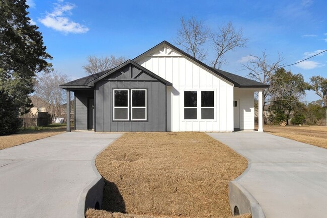 106 Runnels St in Willis, TX - Building Photo - Building Photo