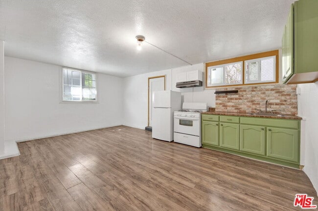 225 E Garfield Ave in Glendale, CA - Building Photo - Building Photo