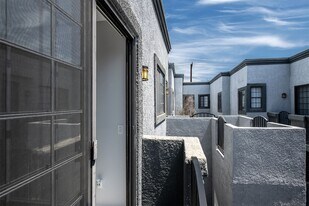 hol520 in Burbank, CA - Building Photo