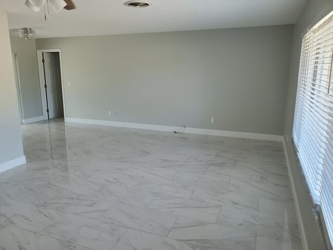 1257 NE Sago Dr in Jensen Beach, FL - Foto de edificio - Building Photo