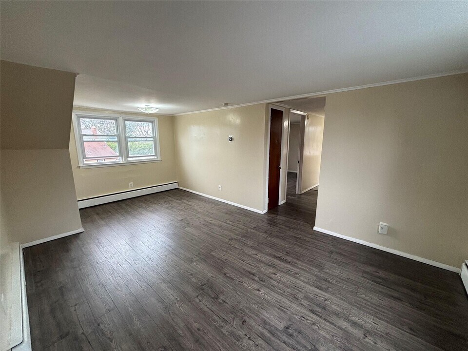 589 Windmill Ave in West Babylon, NY - Building Photo