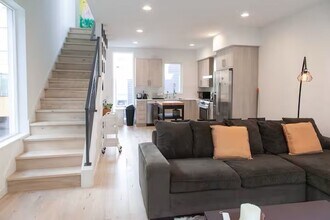 Fully Furnished Home in Green Lake Area!!! in Seattle, WA - Foto de edificio - Building Photo