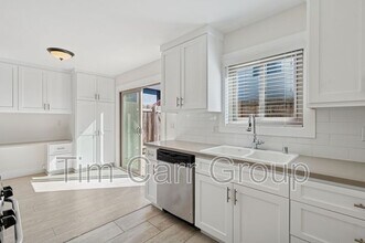 2048 Garden Ln in Costa Mesa, CA - Building Photo - Building Photo