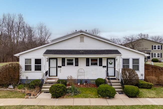 Roundtree Oaks in Ypsilanti, MI - Foto de edificio - Building Photo