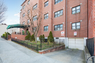 Corona Plaza Condominiums in Corona, NY - Building Photo - Building Photo