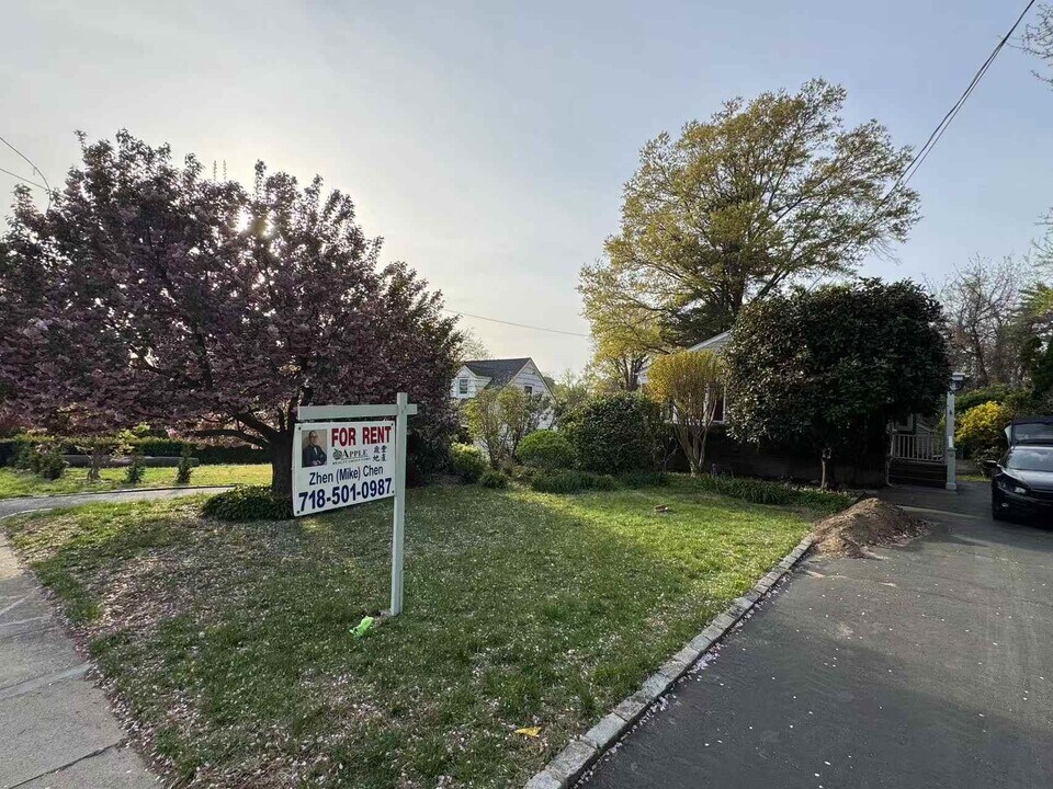 98 Glenwood Rd in Glenwood Landing, NY - Building Photo