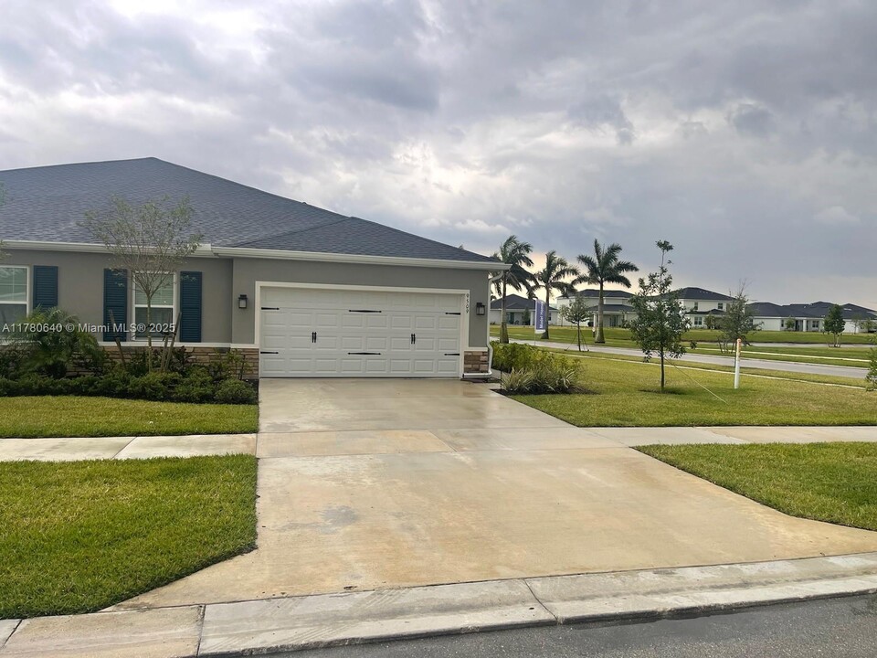 9509 SW Libertas Wy in Port St. Lucie, FL - Building Photo