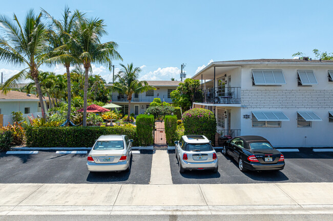 Laura Lee Condos in Lake Worth, FL - Foto de edificio - Building Photo