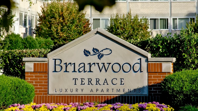 Briarwood Terrace Apartments in Prospect Heights, IL - Foto de edificio - Building Photo