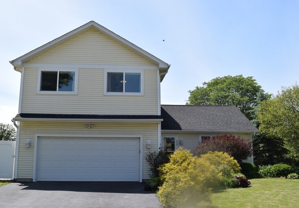 900 Ashford Ln in Westmont, IL - Building Photo