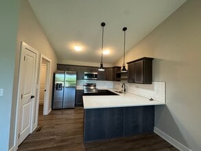 103 N Oak Park Ave in Colfax, IA - Foto de edificio - Building Photo