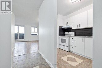 2020 Jasmine Crescent in Ottawa, ON - Building Photo - Building Photo