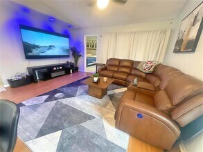 8007 NW 71st Ct in Tamarac, FL - Foto de edificio - Building Photo