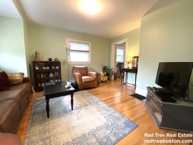 42 Wilmot St, Unit 1 in Watertown, MA - Foto de edificio - Building Photo