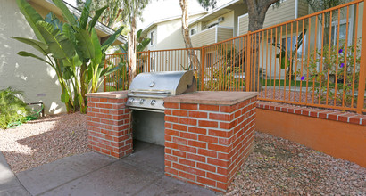 Campbell Plaza Apartments in Campbell, CA - Building Photo - Building Photo