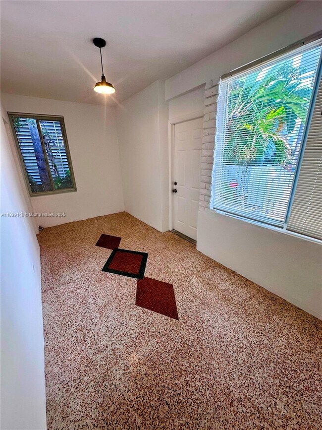 9065 Harding Ave in Miami Beach, FL - Foto de edificio - Building Photo
