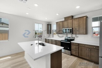 10163 Elise Wy in Elk Grove, CA - Building Photo - Building Photo