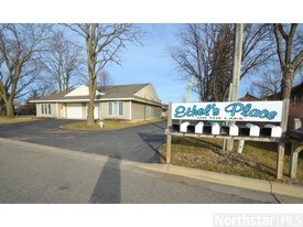 1024 Main St W in Silver Lake, MN - Building Photo