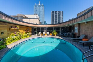 Manor House in Dallas, TX - Building Photo