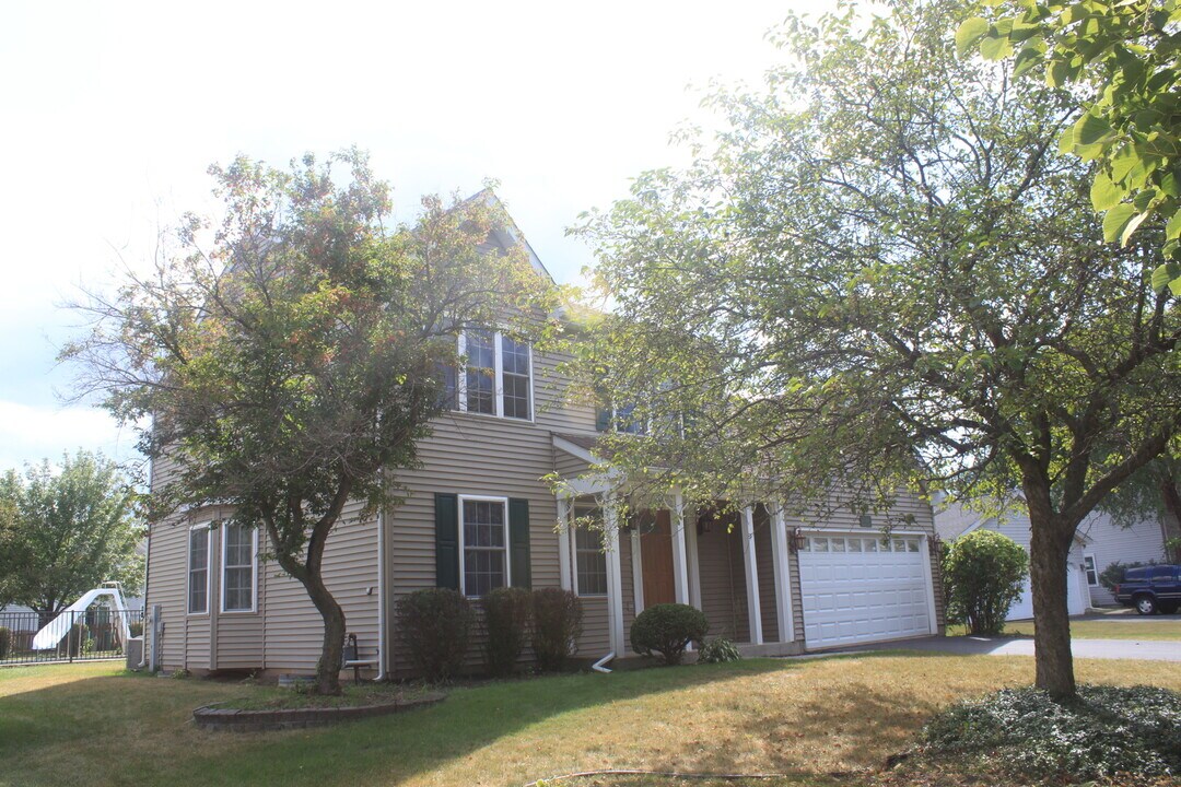 324 Forest Dr in Crystal Lake, IL - Building Photo