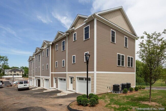 35 Ringgold St in West Hartford, CT - Building Photo - Building Photo