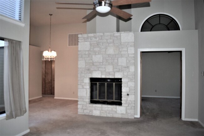 426 Fitch St in Kerrville, TX - Building Photo - Building Photo