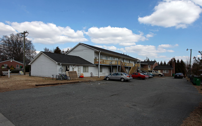 Sandlyn Apartments in Charlotte, NC - Building Photo - Building Photo