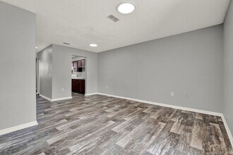 215 Whispering Oaks Ct in Orange City, FL - Building Photo - Building Photo