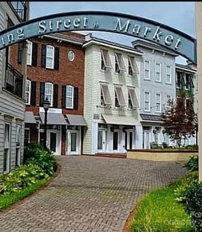 2092 Ayrsley Town Blvd in Charlotte, NC - Foto de edificio - Building Photo
