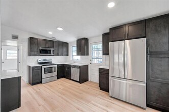 209 Southeast Jefferson Cir N in St. Petersburg, FL - Building Photo - Building Photo