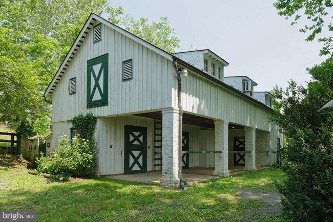 21933 Foxcroft Rd in Middleburg, VA - Building Photo - Building Photo