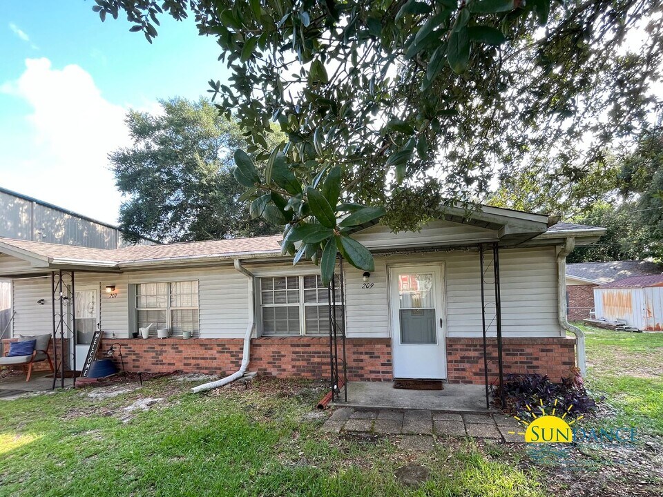 209 Tamarack Ave in Niceville, FL - Building Photo