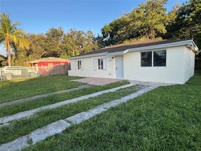 2280 NW 154th St in Opa Locka, FL - Building Photo - Building Photo