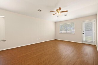 1116 Miss Kimberly's Ln in Pflugerville, TX - Foto de edificio - Building Photo