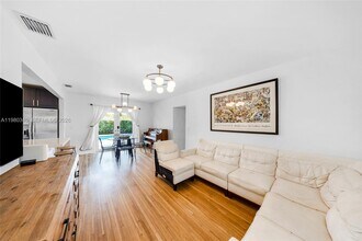 172 Bentley Dr in Miami Springs, FL - Building Photo - Building Photo