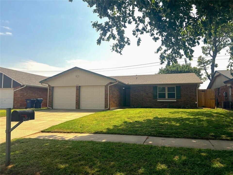 1024 S Highland Dr in Mustang, OK - Building Photo