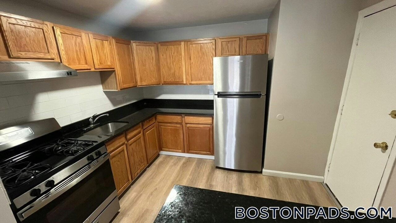 10 Henry Terrace in Worcester, MA - Building Photo