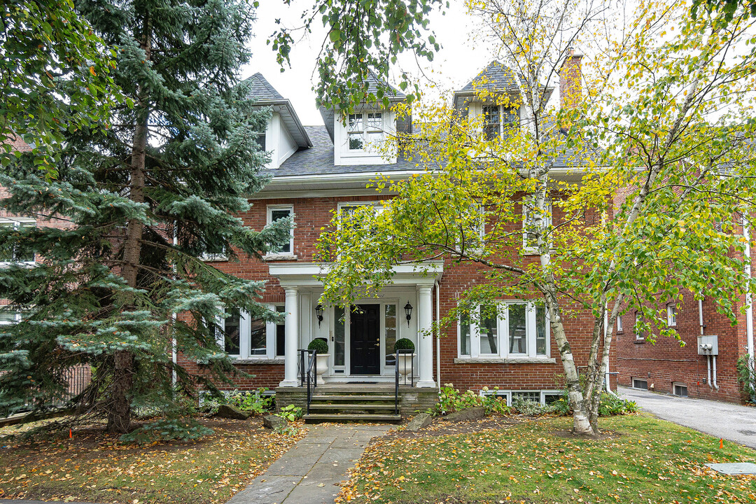 119 Chaplin Crescent in Toronto, ON - Building Photo