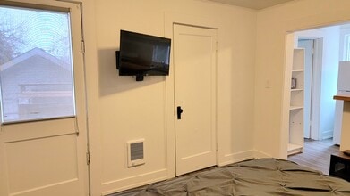 5503 S Corbett Ave in Portland, OR - Building Photo - Building Photo