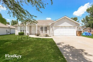 724 Bristol Dr in Raymore, MO - Building Photo