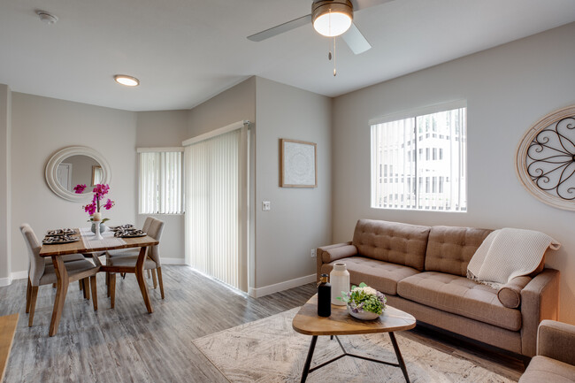 The Cove Apartments in Phoenix, AZ - Building Photo - Interior Photo