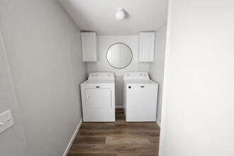 2398 County Rd 306 in Floresville, TX - Foto de edificio - Building Photo