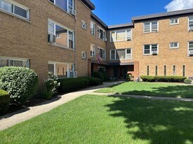 6823 N Northwest Hwy in Chicago, IL - Building Photo