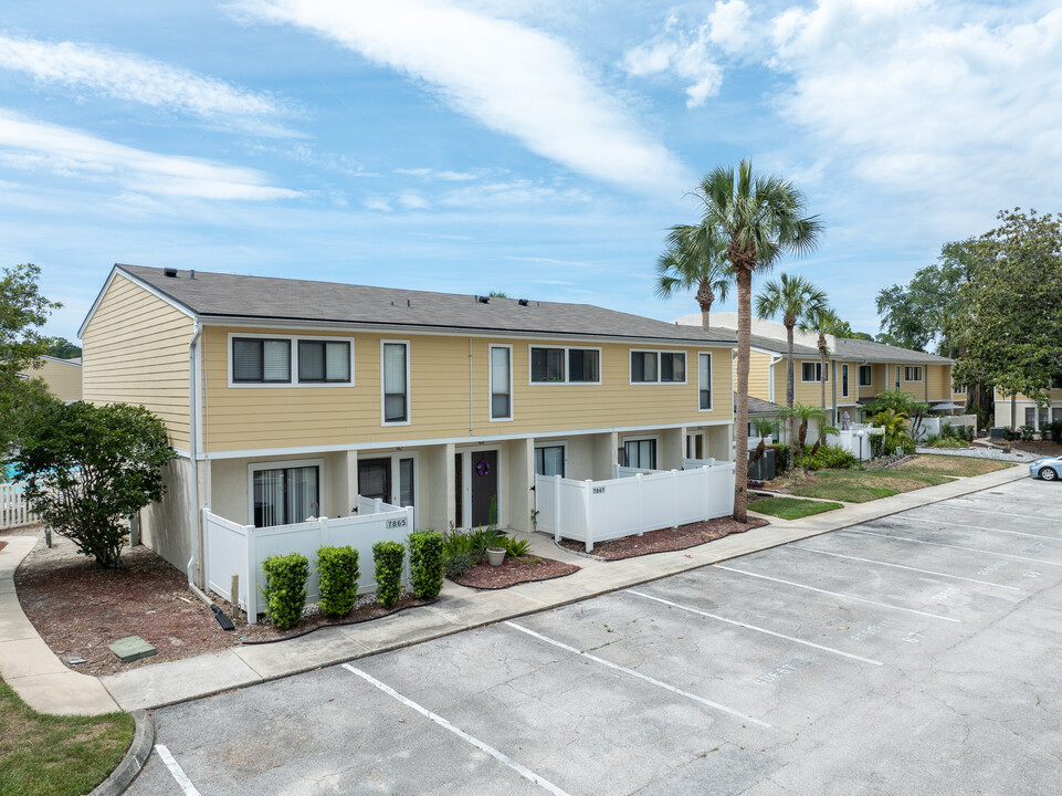 Los Lagos Condominiums in Jacksonville, FL - Building Photo