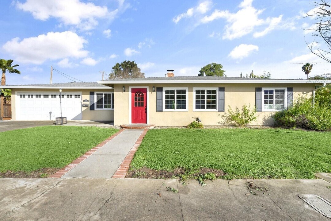 12680 Paseo Olivos in Saratoga, CA - Building Photo