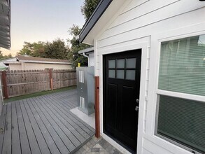 225 W 56th St in Los Angeles, CA - Foto de edificio - Building Photo